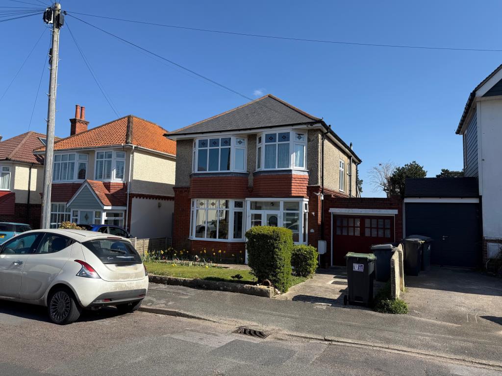 Lot: 143 - FREEHOLD DETACHED HOUSE FOR IMPROVEMENT WITH STRUCTURAL MOVEMENT - A View of the front of the property